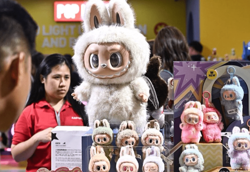 Labubu红到国外。 Labubu红到国外。