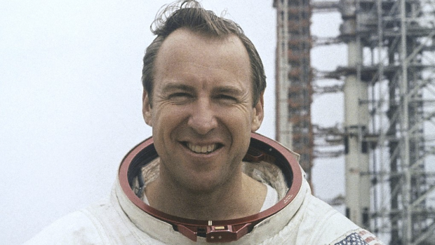 1970年,洛弗尔担任阿波罗13号指挥官,在任务中险牺牲。 1970年,洛弗尔担任阿波罗13号指挥官,在任务中险牺牲。