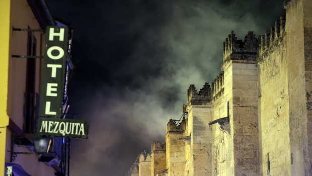 科尔多瓦清真寺-大教堂起火,冒出大量浓烟。 科尔多瓦清真寺-大教堂起火,冒出大量浓烟。