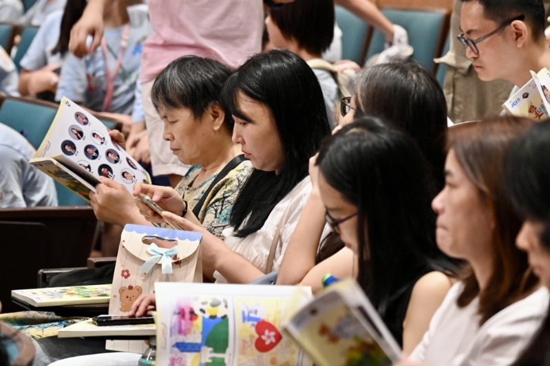 儿童飞龙大使主题为“童热爱、同城长”,共有100位11岁的青少年参与。 儿童飞龙大使主题为“童热爱、同城长”,共有100位11岁的青少年参与。