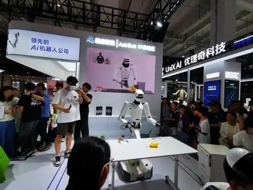 星尘智能携Astribot S1现场推出了三大沉浸式体验和展示区,吸引众多观众。 星尘智能携Astribot S1现场推出了三大沉浸式体验和展示区,吸引众多观众。