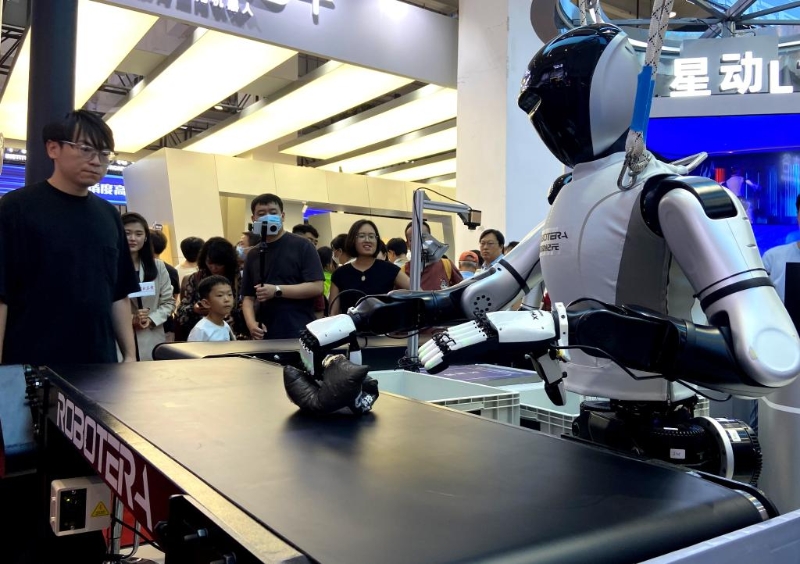 图为2025世界机器人大会上的一款机器人正在展示物品分拣能力。新华社记者魏梦佳摄 图为2025世界机器人大会上的一款机器人正在展示物品分拣能力。新华社记者魏梦佳摄