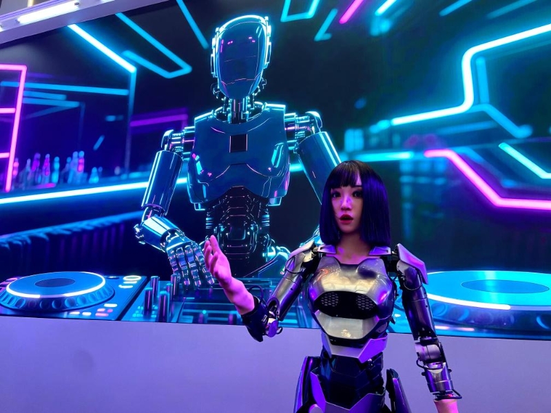 图为2025世界机器人大会上的一款机器人正与观众互动。新华社记者魏梦佳摄 图为2025世界机器人大会上的一款机器人正与观众互动。新华社记者魏梦佳摄