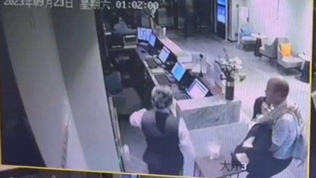 闭路电视画面显示,王男抱着崔女进入酒店房间。 闭路电视画面显示,王男抱着崔女进入酒店房间。