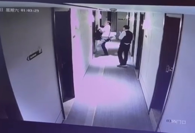 闭路电视画面显示,王男抱着崔女进入酒店房间 闭路电视画面显示,王男抱着崔女进入酒店房间