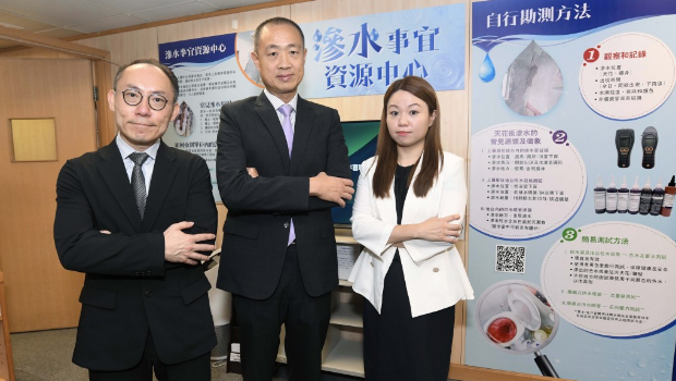 左起:食环署总监(法例检讨)严国政、食环署高级总监(法例检讨)叶国祥及食环署联办处高级卫生督察许月珍。 左起:食环署总监(法例检讨)严国政、食环署高级总监(法例检讨)叶国祥及食环署联办处高级卫生督察许月珍。