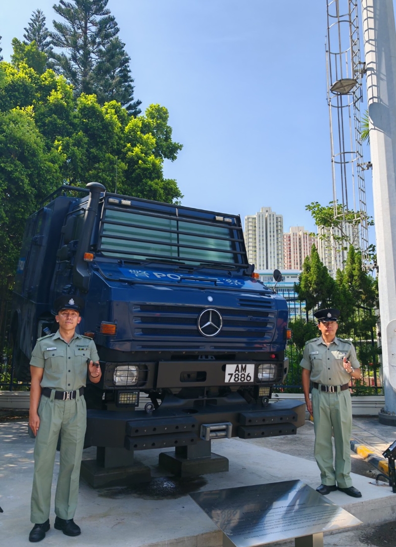 辅警队教官、警长翁松彬(左)及杨启龙(右)表示,辅警接受与正规警员同等的训练。 辅警队教官、警长翁松彬(左)及杨启龙(右)表示,辅警接受与正规警员同等的训练。