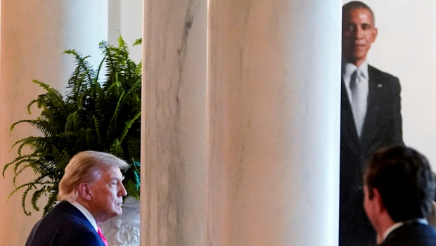 特朗普指示工作人员将奥巴马的肖像移至白宫大阶梯区顶端,每天成千上万的白宫参观者将无缘得见。 特朗普指示工作人员将奥巴马的肖像移至白宫大阶梯区顶端,每天成千上万的白宫参观者将无缘得见。