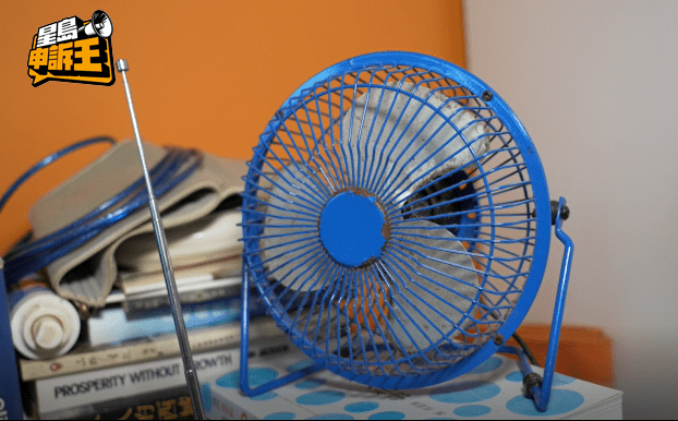 林超英家中拥有多个USB小风扇,他指使用风扇能有效降温。 林超英家中拥有多个USB小风扇,他指使用风扇能有效降温。