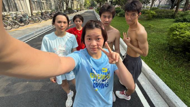 全红婵时隔2个月罕见晒自拍照。 全红婵时隔2个月罕见晒自拍照。