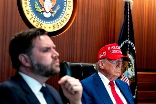 美国总统特朗普及副总统万斯(左) 美国总统特朗普及副总统万斯(左)