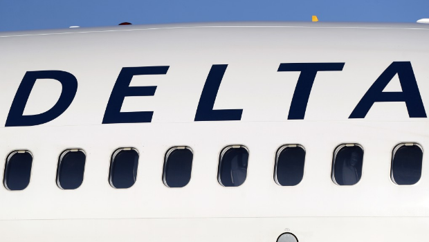 达美航班起飞前,机翼擦撞另一飞机,幸而无人受伤 达美航班起飞前,机翼擦撞另一飞机,幸而无人受伤