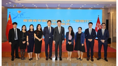 香港律师会会长汤文龙联同4位代表 香港律师会会长汤文龙联同4位代表