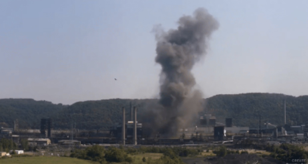 当地居民拍摄的手机影片显示,厂房爆炸后有黑色烟柱直衝云霄。 当地居民拍摄的手机影片显示,厂房爆炸后有黑色烟柱直衝云霄。