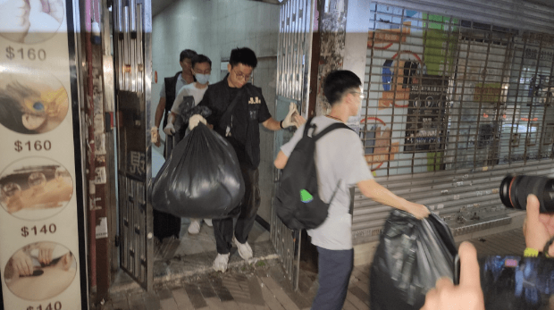 警方晚上从案发单位取走多袋证物。 警方晚上从案发单位取走多袋证物。