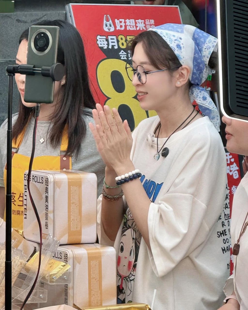 陈思齐早前上载近照,她凸出大肚子腰围非常惊人,完完是一个孕妇状态。 陈思齐早前上载近照,她凸出大肚子腰围非常惊人,完完是一个孕妇状态。