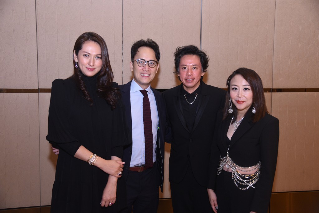 李嘉慧(左一)与马来西亚富商任伟成(左二)结婚后息影,诞下三名女儿。 李嘉慧(左一)与马来西亚富商任伟成(左二)结婚后息影,诞下三名女儿。