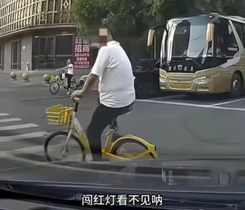 单车疑冲红灯险撞私家车。 单车疑冲红灯险撞私家车。