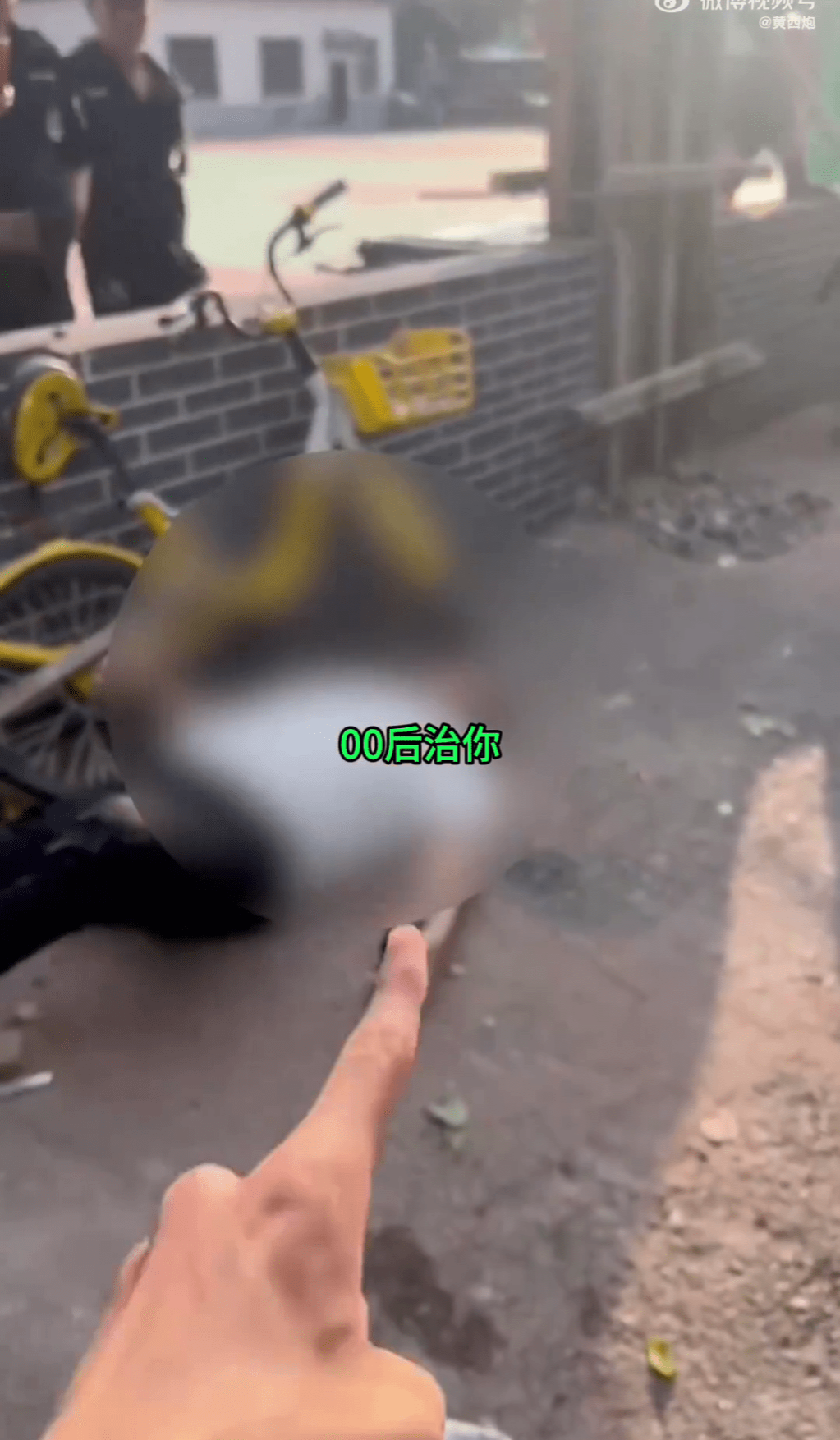 单车男被撞倒地,撞人司机边解释边指骂。 单车男被撞倒地,撞人司机边解释边指骂。