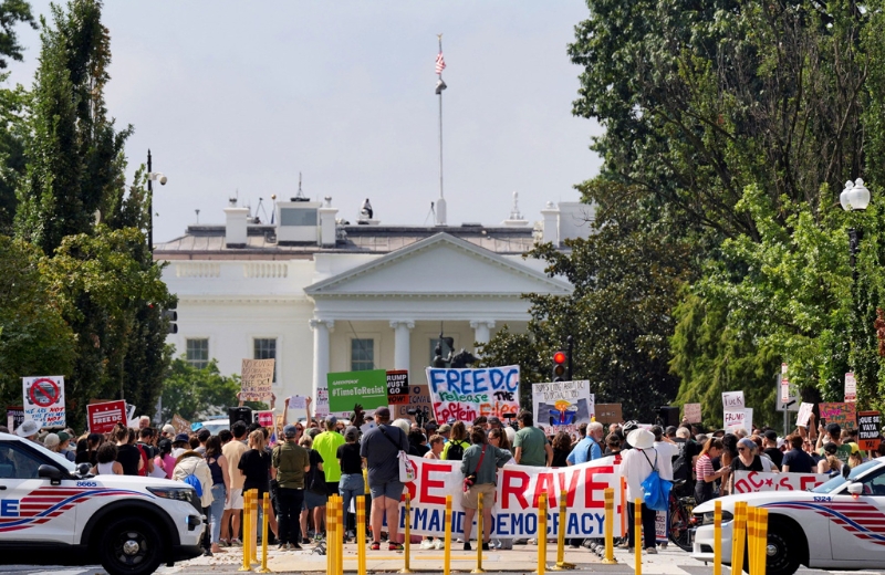 民众前往白宫前抗议。 民众前往白宫前抗议。