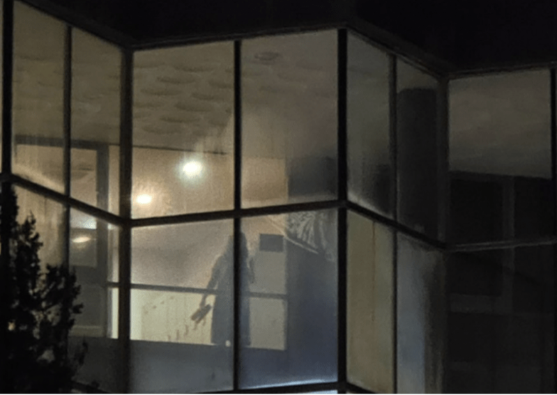 A先生还要求酒店配合,求证事件,果然当他的妻子在桑拿房站着时,由于桑拿房里空无一人,从草坪上就能清楚地看到她。 A先生还要求酒店配合,求证事件,果然当他的妻子在桑拿房站着时,由于桑拿房里空无一人,从草坪上就能清楚地看到她。