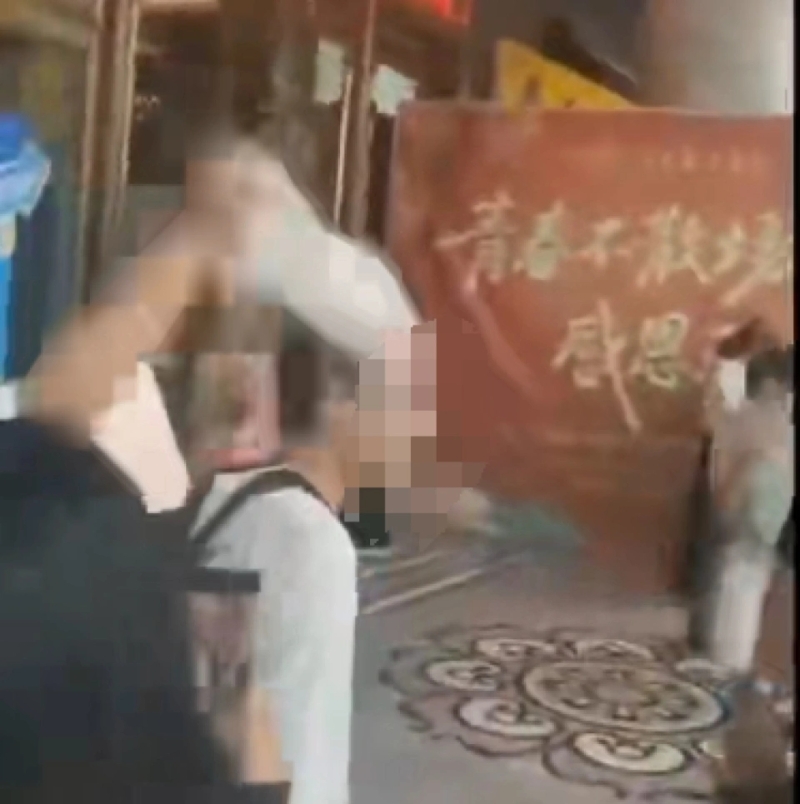 男子疑cos辱华动漫角色 男子疑cos辱华动漫角色