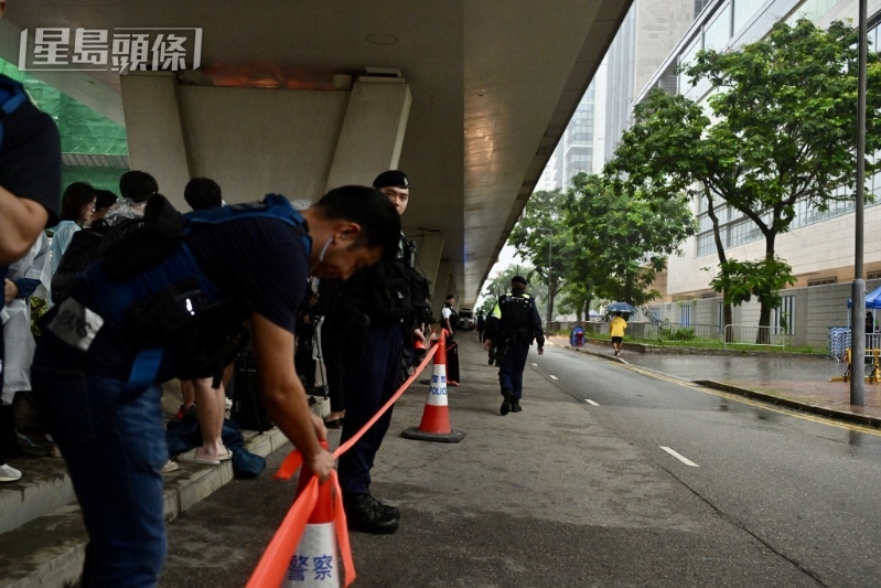 警方在现场维持秩序。 警方在现场维持秩序。