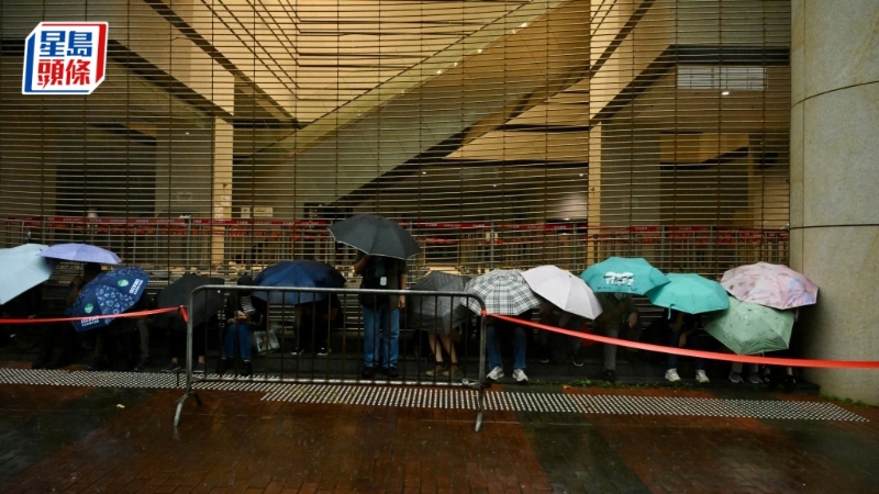 有近百名市民排队,躲在法院外有瓦遮头处。 有近百名市民排队,躲在法院外有瓦遮头处。