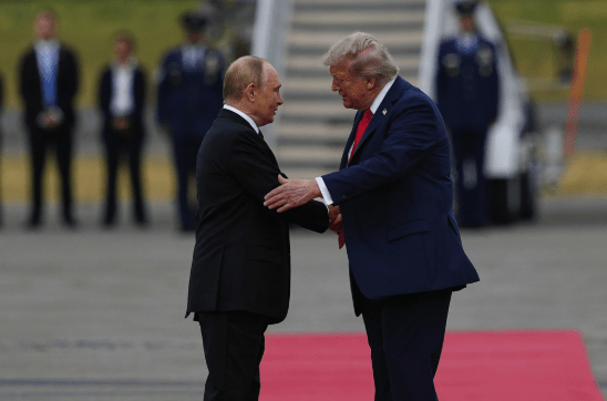 特朗普与普京先进行长达7秒的紧密握,又互相以左手轻拍对方右臂,报道指这并非传统外交场合常见的动作。 特朗普与普京先进行长达7秒的紧密握,又互相以左手轻拍对方右臂,报道指这并非传统外交场合常见的动作。