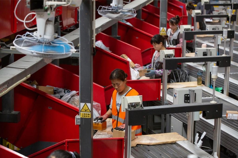 图为江苏省南通市工作人员在顺丰速递智慧快递分拣流水线上作业。 图为江苏省南通市工作人员在顺丰速递智慧快递分拣流水线上作业。