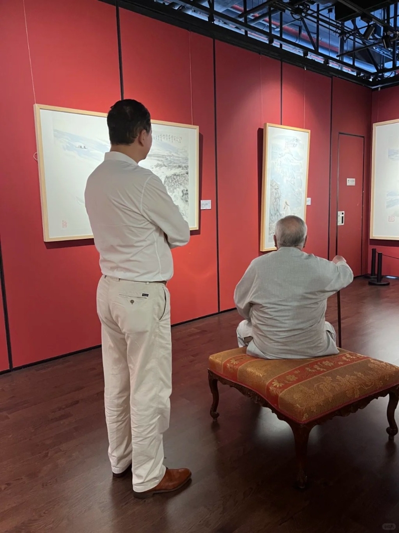 范曾近期观看展览的照片 范曾近期观看展览的照片