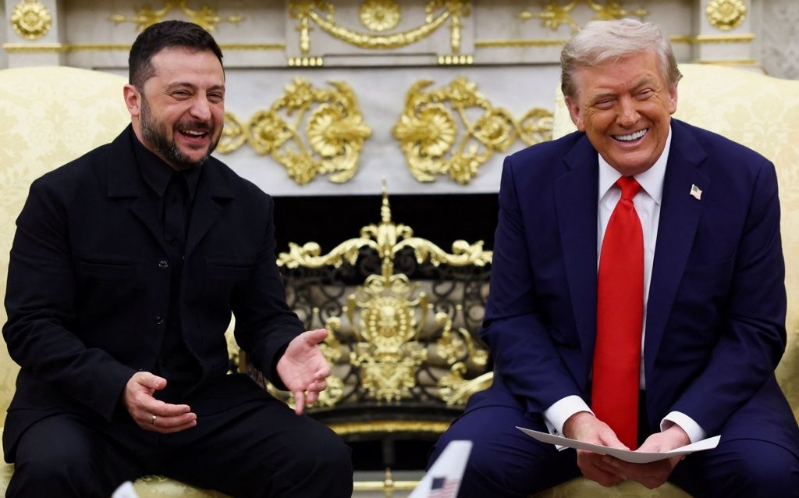 乌克兰总统泽连斯基18日换上一身正式的黑色西装,在白宫椭圆形办公室会见美国总统特朗普时,双方都露出灿烂的笑容,气氛与上次会谈截然不同。 乌克兰总统泽连斯基18日换上一身正式的黑色西装,在白宫椭圆形办公室会见美国总统特朗普时,双方都露出灿烂的笑容,气氛与上次会谈截然不同。