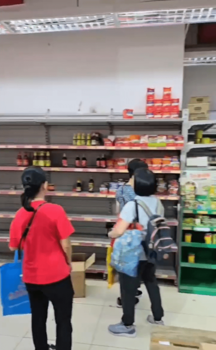 昨日(18日)有网民在社交平台发布短片,直击优惠期最后一天的分店情况 昨日(18日)有网民在社交平台发布短片,直击优惠期最后一天的分店情况