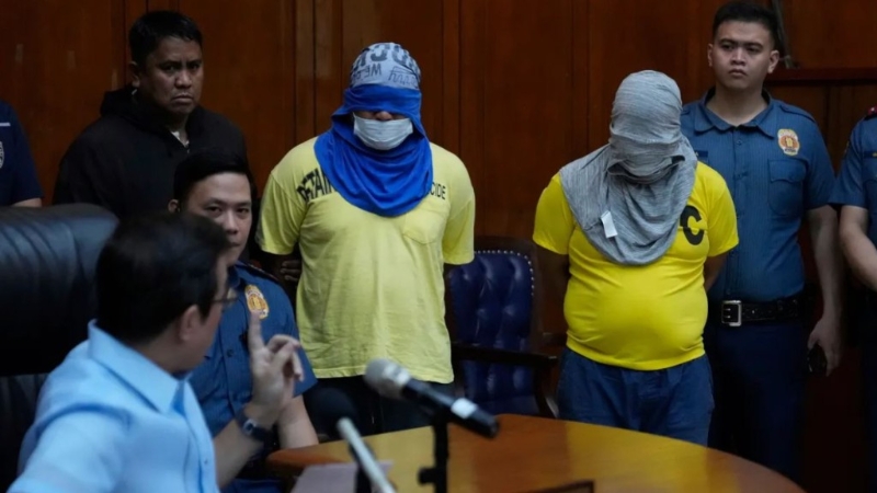 菲律宾警方拘捕两名涉案疑犯。 菲律宾警方拘捕两名涉案疑犯。