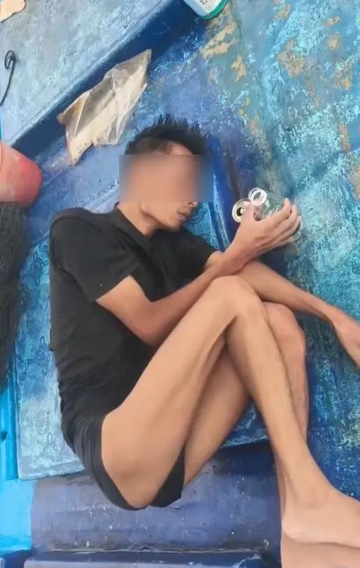 男子躺橡皮艇上 男子躺橡皮艇上