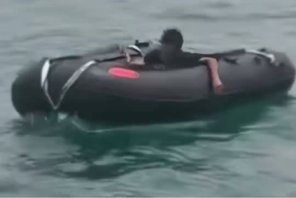 广西男乘橡皮艇漂流6天,被钓鱼客发现。 广西男乘橡皮艇漂流6天,被钓鱼客发现。