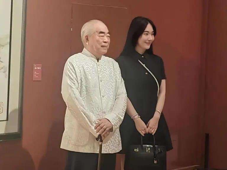 范曾去年4月宣布迎娶小50岁的娇妻徐萌,自称“艺林佳话”。 范曾去年4月宣布迎娶小50岁的娇妻徐萌,自称“艺林佳话”。