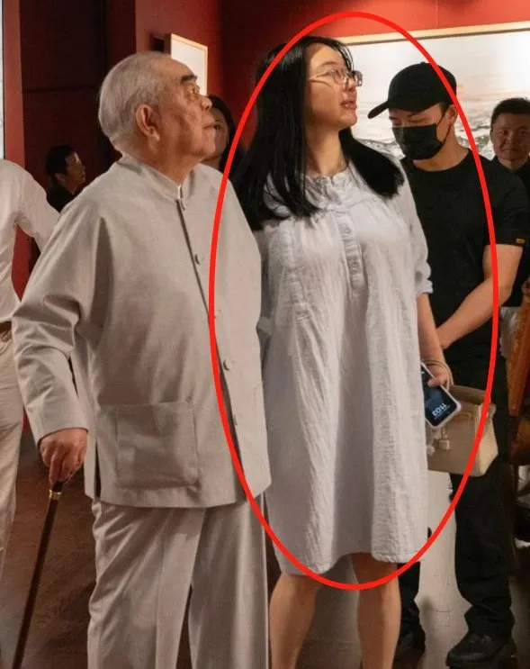 徐萌疑穿月子裙陪观展。 徐萌疑穿月子裙陪观展。