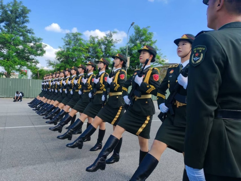 教官要求受阅官兵的每个动作和表情都要做到无可挑剔。 教官要求受阅官兵的每个动作和表情都要做到无可挑剔。