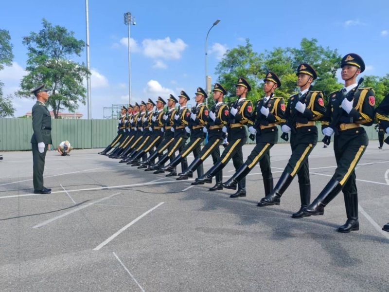 教官要求受阅官兵的每个动作和表情都要做到无可挑剔 教官要求受阅官兵的每个动作和表情都要做到无可挑剔