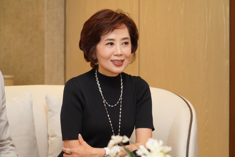 集团主席杨诺思表示,随着深圳户籍居民一签多行个人游计划恢复后,人流持续回升,加上港府推行旅游业蓝图,有信心整体零售市场将重拾增长动力 集团主席杨诺思表示,随着深圳户籍居民一签多行个人游计划恢复后,人流持续回升,加上港府推行旅游业蓝图,有信心整体零售市场将重拾增长动力