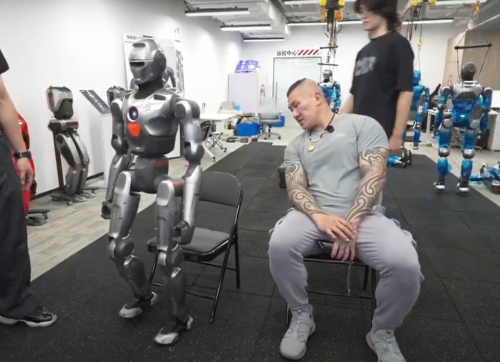 馆长看到机器人展示运动能力,直呼中国科技世界第一。 馆长看到机器人展示运动能力,直呼中国科技世界第一。