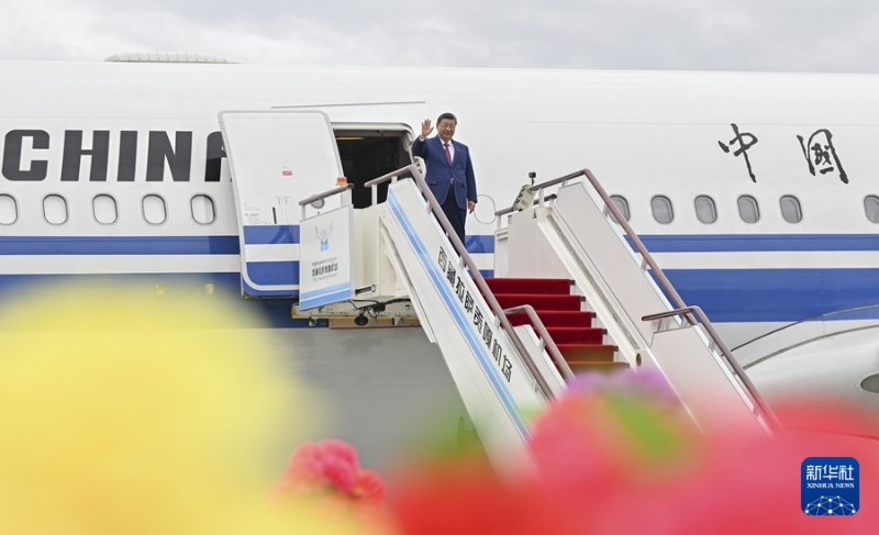 这是习近平走出舱门,向欢迎群众挥手致意。 这是习近平走出舱门,向欢迎群众挥手致意。