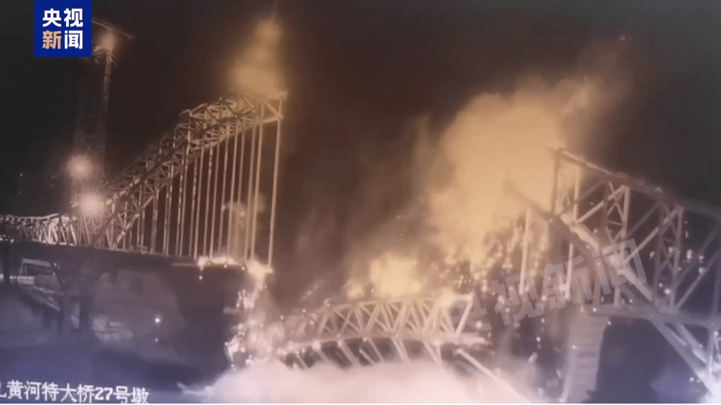 央视新闻曝光尖扎黄河特大桥事故发生一刻的画面。1 央视新闻曝光尖扎黄河特大桥事故发生一刻的画面。1