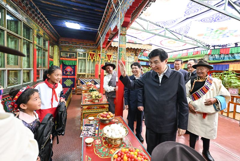 王沪宁和中央代表团部分成员来到白朗县嘎东镇阿亚村考察乡村振兴工作,了解群众生产生活情况。 王沪宁和中央代表团部分成员来到白朗县嘎东镇阿亚村考察乡村振兴工作,了解群众生产生活情况。