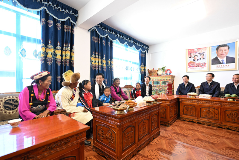 王沪宁和中央代表团部分成员来到定日县长所乡森嘎村考察地震灾后恢复重建和受灾群众搬迁入住情况,看望受灾群众。 王沪宁和中央代表团部分成员来到定日县长所乡森嘎村考察地震灾后恢复重建和受灾群众搬迁入住情况,看望受灾群众。