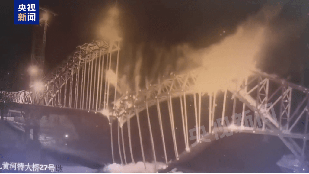 央视新闻曝光尖扎黄河特大桥事故发生一刻的画面。 央视新闻曝光尖扎黄河特大桥事故发生一刻的画面。