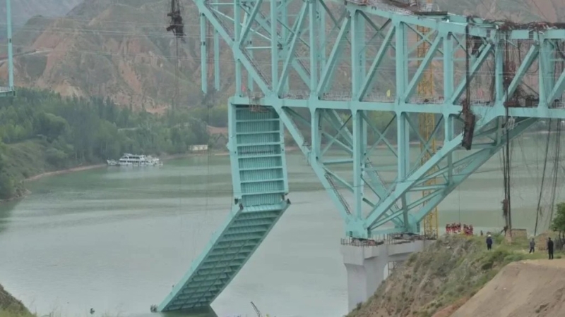 事发后,大桥有部件悬垂半空。 事发后,大桥有部件悬垂半空。