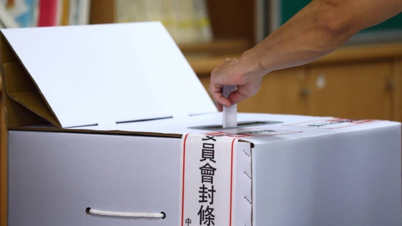 台湾今天举行第二波大罢免投票。 台湾今天举行第二波大罢免投票。