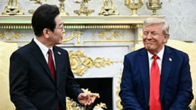 特朗普(右) 特朗普(右)